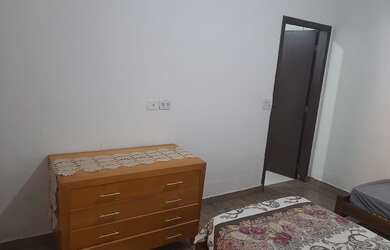 Imagem: A casa possui 2 Dormitórios e 4 Vagas na garagem e está localizado