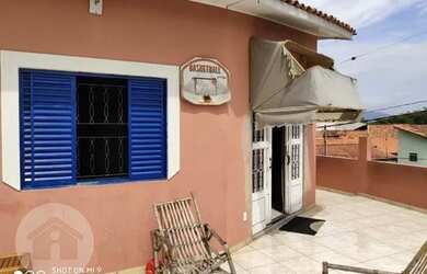 Imagem: A casa possui 3 Dormitórios, 3 Banheiros, 5 Vagas na garagem