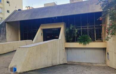 Imagem: A casa possui 5 Dormitórios, 5 Banheiros, 3 Vagas na garagem