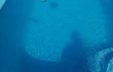 Imagem: A casa possui 2 Dormitórios, Acomodam 10 pessoas e 3 Vagas