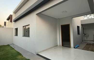 Imagem: A casa possui 3 Dormitórios, 2 Banheiros, 1 Vaga na garagem