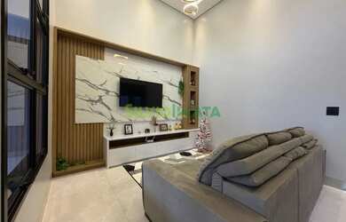 Imagem: A casa possui 3 Dormitórios, 2 Banheiros, 2 Vagas na garagem