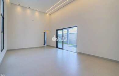 Imagem 10: Casa residencial com 3 suítes disponível para venda no bairro Laranjeiras...