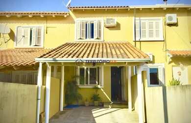 Imagem: A casa possui 2 Dormitórios, 2 Banheiros, 2 Vagas na garagem