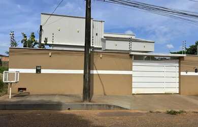 Imagem: A casa possui 3 Dormitórios, 3 Banheiros, 2 Vagas na garagem