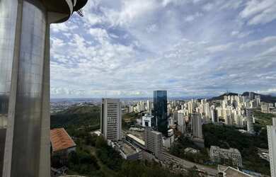 Imagem: O apartamento possui 1 Dormitório, 1 Banheiro, 2 Vagas na garagem