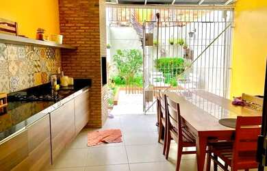 Imagem: A casa possui 3 Dormitórios, 3 Banheiros, 2 Vagas na garagem