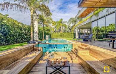 Imagem: A casa possui 4 Dormitórios, 5 Banheiros, 4 Vagas na garagem