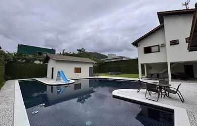 Imagem: A casa possui 5 Dormitórios, 5 Banheiros, 5 Vagas na garagem