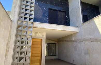 Imagem: A casa possui 3 Dormitórios, 3 Banheiros, 2 Vagas na garagem