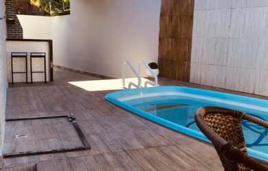 Imagem: A casa possui 3 Dormitórios, 2 Banheiros, 2 Vagas na garagem