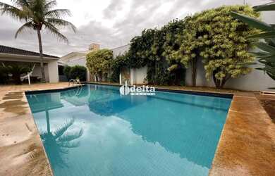 Imagem: A casa possui 5 Dormitórios, 5 Banheiros, 5 Vagas na garagem