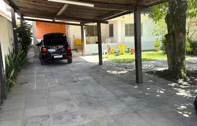 Imagem: A casa possui 4 Dormitórios, Acomodam 12 pessoas, 3 Vagas na