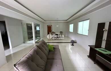 Imagem: A casa possui 3 Dormitórios, 3 Banheiros, 3 Vagas na garagem