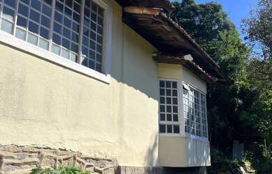 Imagem: A casa possui 4 Dormitórios, 5 Banheiros e 5 Vagas na garagem