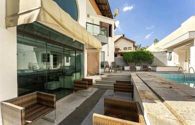 Imagem: A casa em condomínio possui 4 Dormitórios, 5 Banheiros, 4