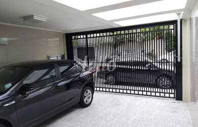 Imagem: A casa possui 3 Dormitórios, 2 Banheiros, 2 Vagas na garagem