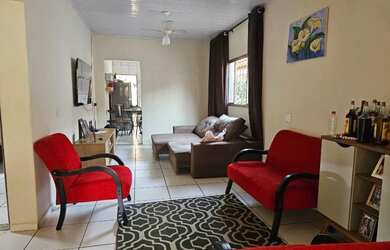 Imagem: A casa possui 2 Dormitórios e 1 Banheiro e está localizado