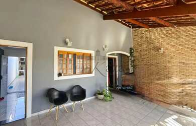 Imagem: A casa possui 2 Dormitórios, 2 Banheiros, 2 Vagas na garagem