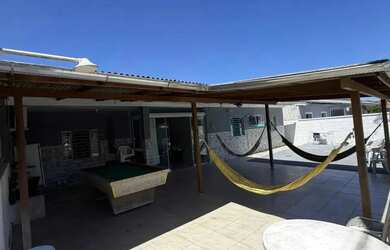 Imagem: A casa possui 3 Dormitórios, 1 Banheiro, 2 Vagas na garagem