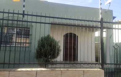 Imagem: A casa possui 3 Dormitórios, 2 Banheiros, 1 Vaga na garagem