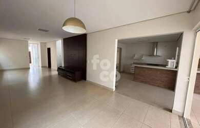 Imagem: A casa possui 3 Dormitórios, 4 Banheiros, 4 Vagas na garagem