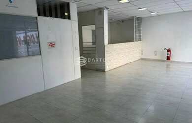 Imagem: O depósito possui 4 Vagas na garagem e 1080m² de Área e está