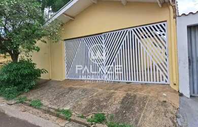 Imagem: A casa possui 3 Dormitórios, 2 Banheiros, 5 Vagas na garagem