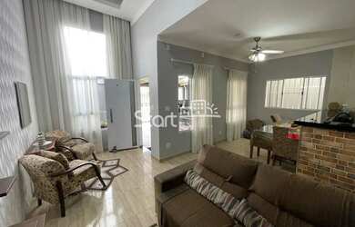 Imagem: A casa possui 3 Dormitórios, 3 Banheiros, 2 Vagas na garagem