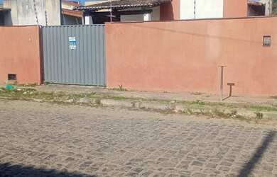 Imagem: A casa possui 2 Dormitórios, 1 Banheiro, 2 Vagas na garagem