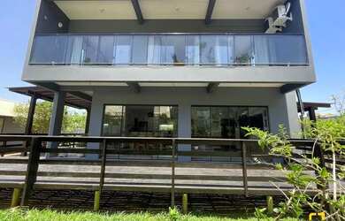 Imagem: A casa em condomínio possui 5 Dormitórios, 4 Banheiros, 3