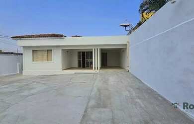 Imagem: A casa possui 3 Dormitórios, 2 Banheiros, 1 Vaga na garagem