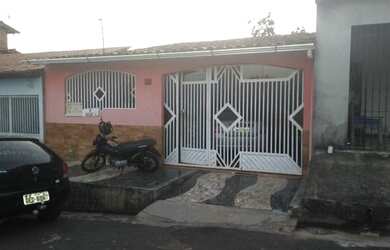 Imagem: A casa possui 3 Dormitórios, 2 Banheiros, 2 Vagas na garagem