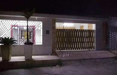 Imagem: A casa possui 3 Dormitórios e 2 Vagas na garagem e está localizado