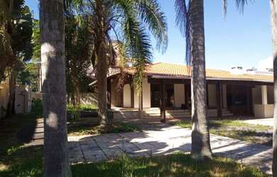 Imagem: A casa possui 3 Dormitórios, 4 Banheiros, 2 Vagas na garagem