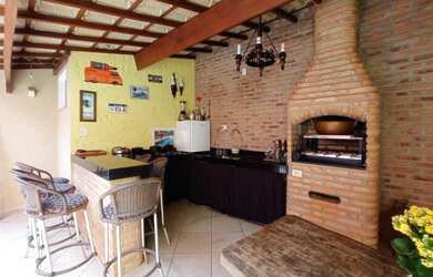 Imagem: A casa possui 3 Dormitórios, 2 Banheiros, 2 Vagas na garagem