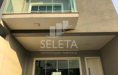 Imagem: A casa possui 3 Dormitórios, 2 Banheiros, 2 Vagas na garagem