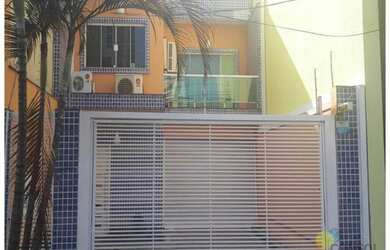 Imagem: A casa possui 1 Dormitório, 3 Banheiros, 2 Vagas na garagem