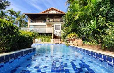 Imagem: A casa possui 4 Dormitórios, 4 Banheiros, 4 Vagas na garagem