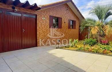 Imagem: A casa possui 2 Dormitórios, 1 Banheiro, 2 Vagas na garagem