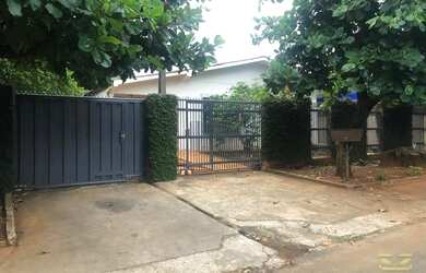 Imagem: A casa possui 3 Dormitórios, 2 Banheiros, 5 Vagas na garagem