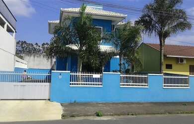 Imagem: A casa possui 3 Dormitórios, 4 Banheiros, 2 Vagas na garagem