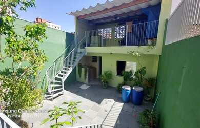 Imagem: A casa possui 2 Dormitórios, 3 Banheiros, 2 Vagas na garagem