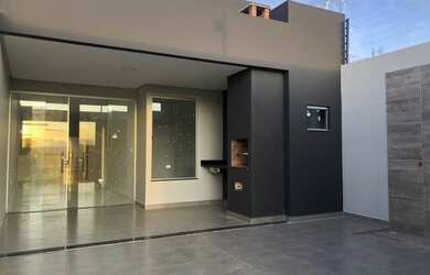 Imagem: A casa possui 3 Dormitórios, 3 Banheiros, 2 Vagas na garagem