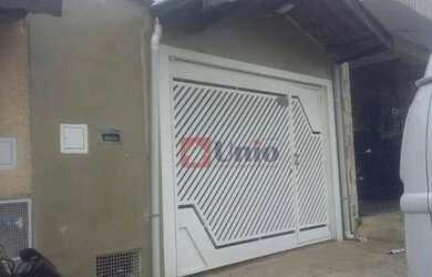 Imagem: A casa possui 2 Dormitórios, 1 Banheiro, 2 Vagas na garagem