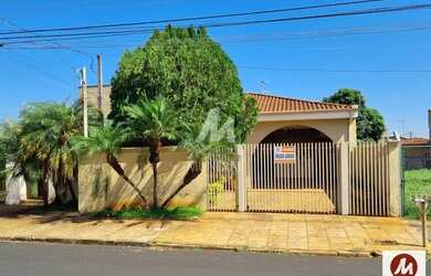 Imagem: A casa possui 3 Dormitórios, 2 Banheiros, 4 Vagas na garagem