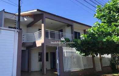 Imagem: A casa possui 5 Dormitórios, 4 Banheiros, 4 Vagas na garagem