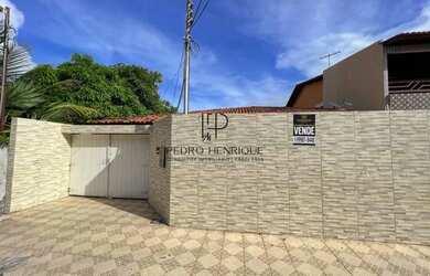 Imagem: A casa possui 3 Dormitórios, 2 Banheiros, 4 Vagas na garagem