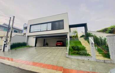 Imagem: A casa possui 3 Dormitórios, 3 Banheiros, 3 Vagas na garagem