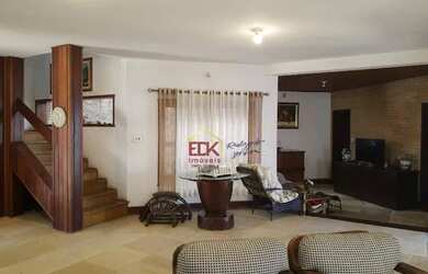 Imagem: A casa possui 3 Dormitórios, 4 Banheiros, 5 Vagas na garagem